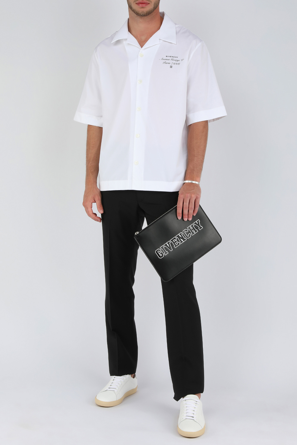 חולצה מכופתרת קצרה לבנה עם כיתוב לוגו